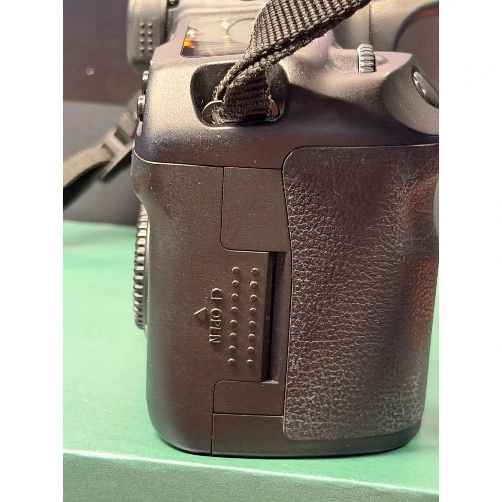 Canon EOS 40D 10.1MP Digital SLR Camera Body Black DS126171 FOR PARTS